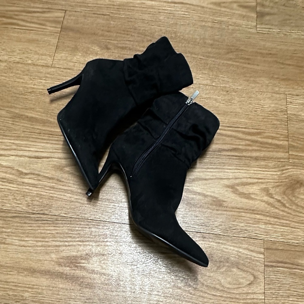 Marc Fisher pointed toe black ankle suede boots - Picture 3 of 12